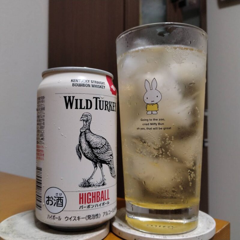 ワイルドターキーバーボンハイボール(リニューアル版)とグラスに注いだ ワイルドターキーバーボンハイボール(リニューアル版)