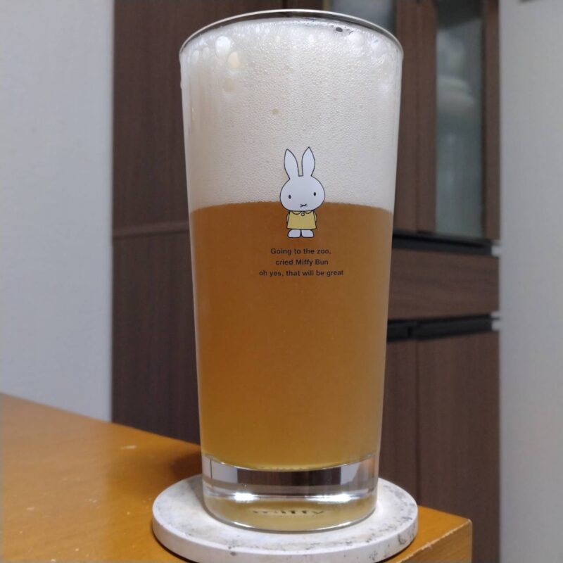 グラスに注いだ横浜ビール綱島桃エール