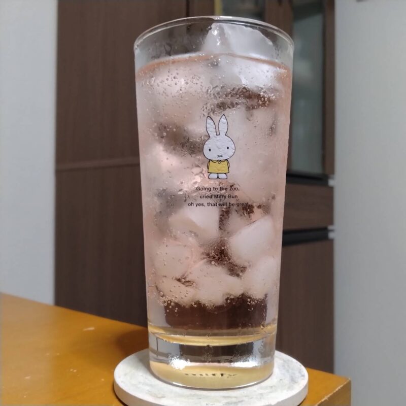 グラスに注いだイオントップバリュベストプライス ストロングぶどう