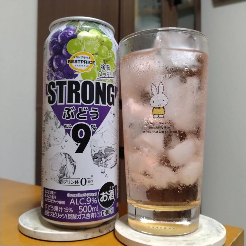 イオントップバリュベストプライス ストロングぶどうとグラスに注いだイオントップバリュベストプライス ストロングぶどう