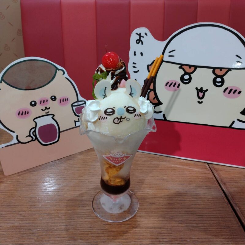 ちいかわレストラン・モモンガのチョコバナナパフェ