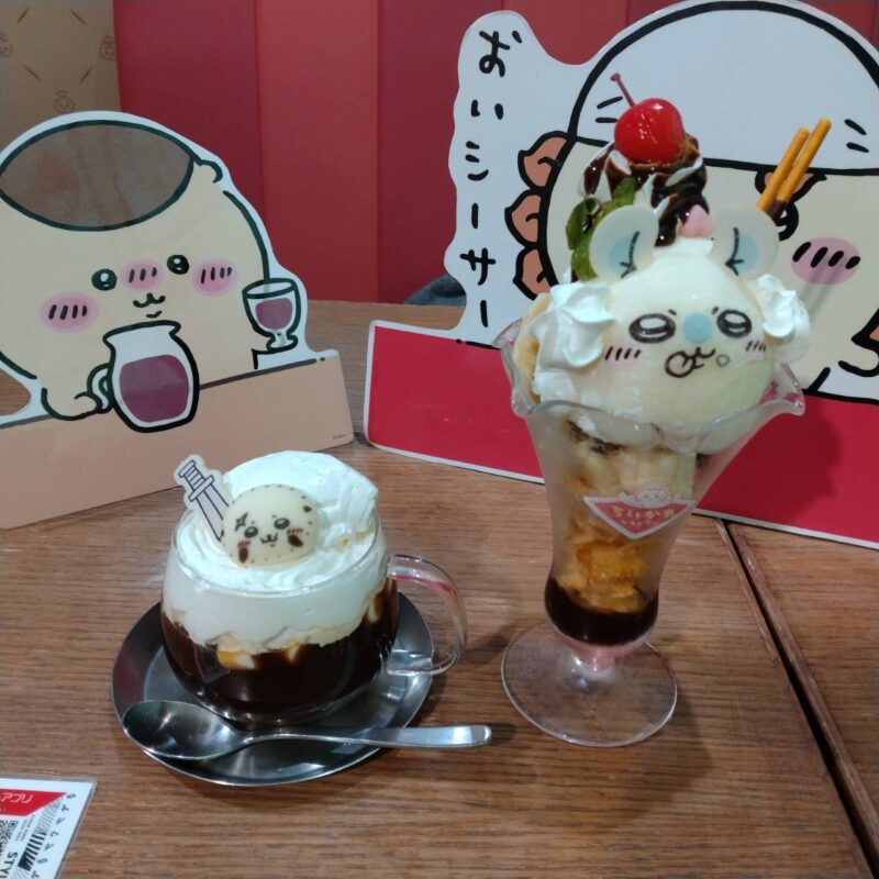 ウィンナーコーヒーとモモンガのチョコバナナパフェ