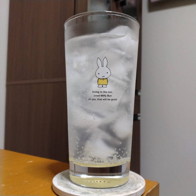 グラスに注いだイオンベストプライスストロングレモン