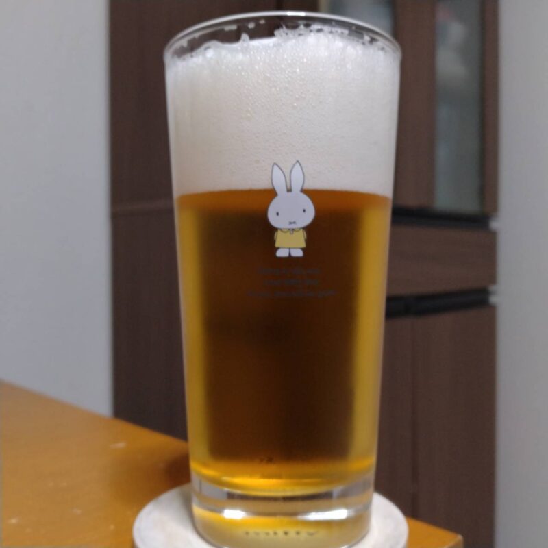 グラスに注いだサントリーカールスバーグ〈北欧からの贈りもの〉