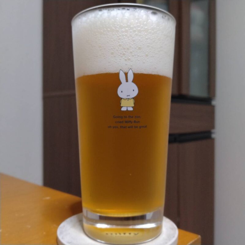 グラスに注いだコエドブルワリー埼京線40周年アニバーサリービール