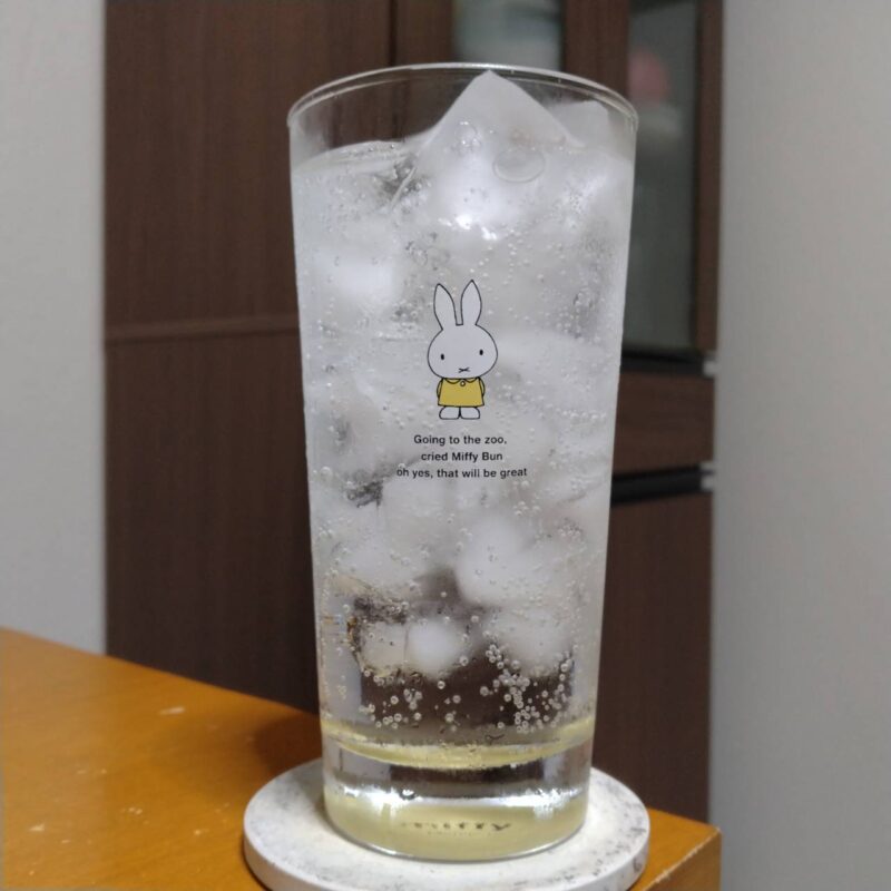 グラスに注いだ合同酒精昔懐かしいスウィーティーサワー