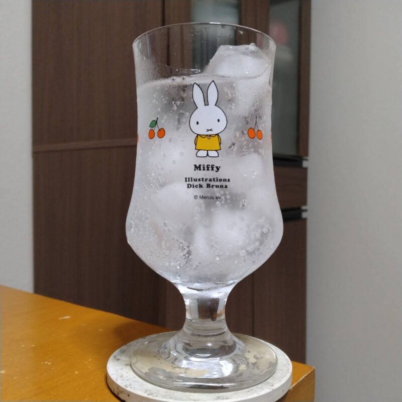 グラスに注いだキリン氷結®無糖和梨 ALC.7%(期間限定)