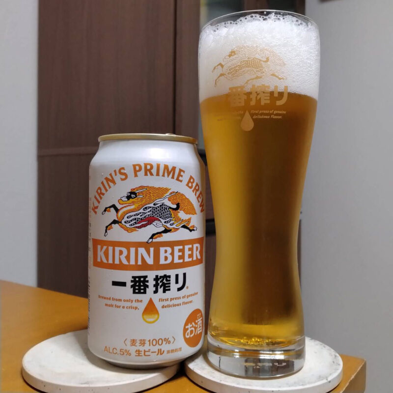 キリン一番搾りとグラスに注いだキリン一番搾りを