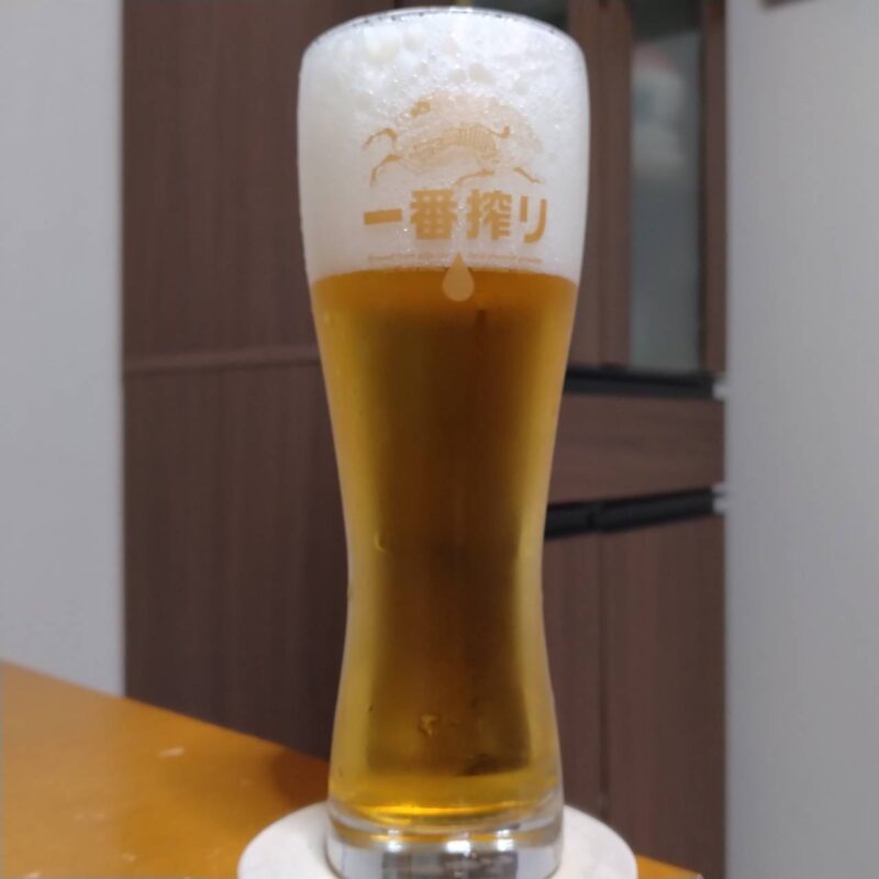 グラスに注いだキリン一番搾りとれたてホップ生ビール(期間限定)