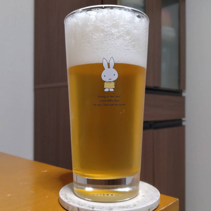 グラスに注いだ黄桜ラッキーシバ