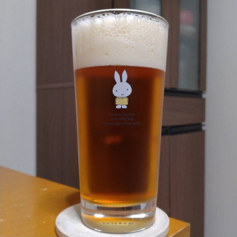 グラスに注いだサッポロファミリーマート限定サッポロビアサプライズ至福