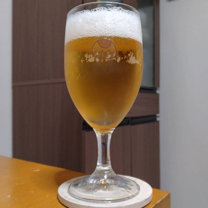 グラスに注いだサッポロ生ビール黒ラベル