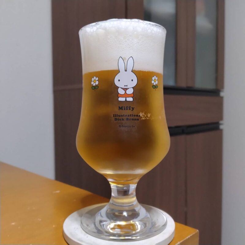 グラスに注いだサッポロ生ビール黒ラベル「ＪＲＡ有馬記念缶」