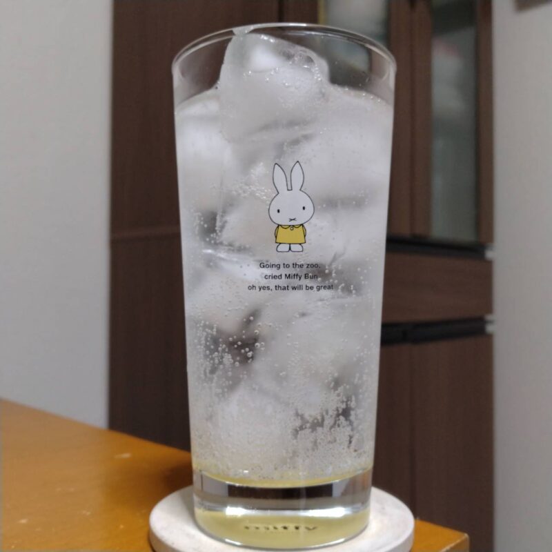 グラスに注いだサッポロサワー氷彩1984