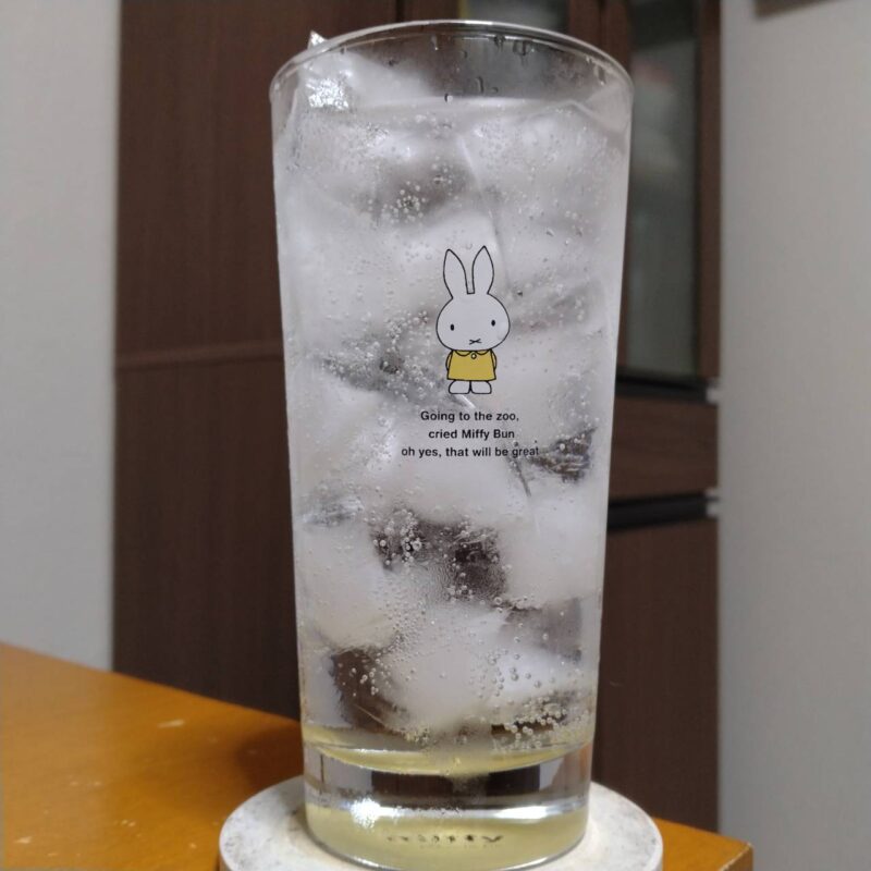 グラスに注いだサッポロサワー氷彩1984華やぎゆず仕立て