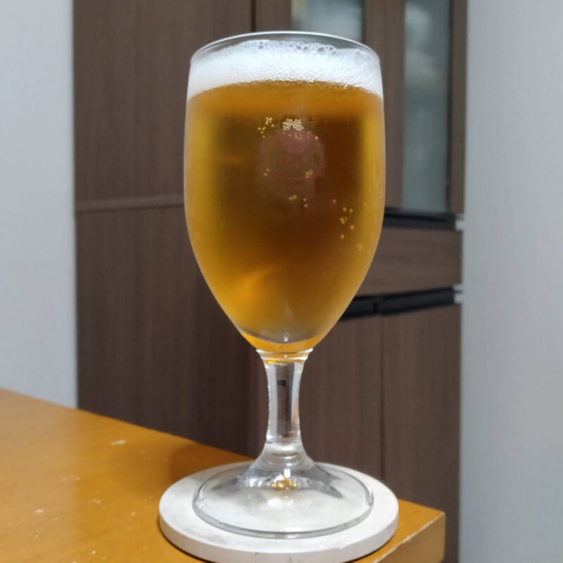 グラスに注いだサッポロセブン&アイグループ限定サッポロ日本のホップ畑から摘みたてホップ