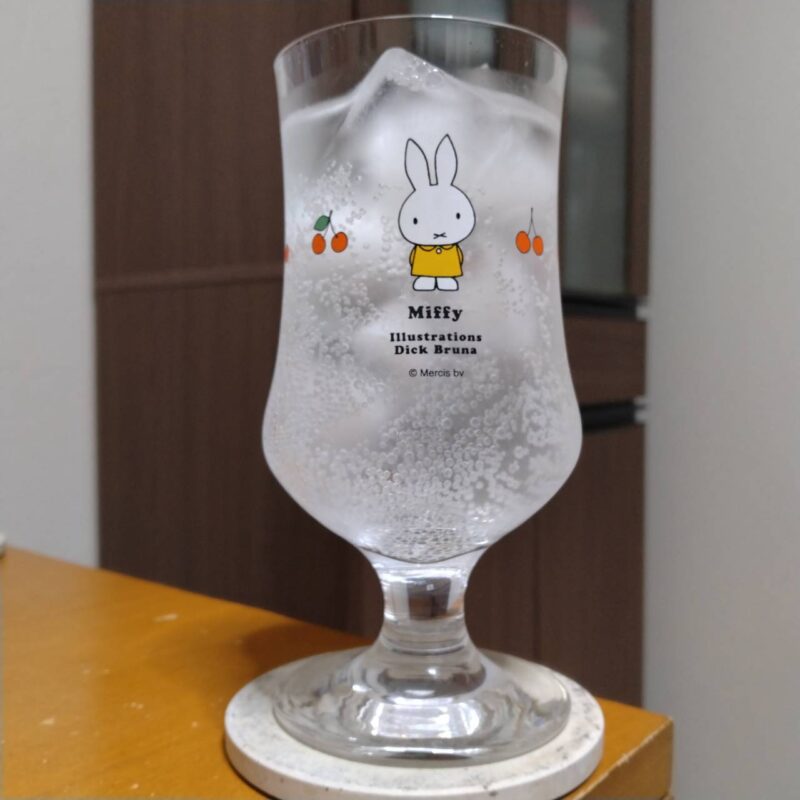 グラスに注いだサントリー-196(イチキューロク)〈サンつがる〉