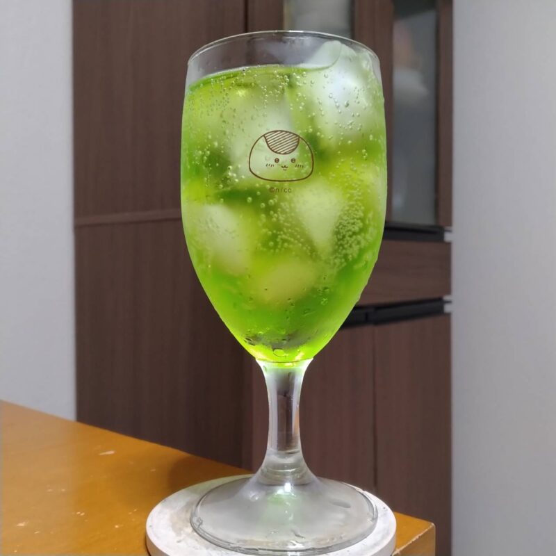 グラスに注いだサントリーファミリーマート限定メロンパンチ