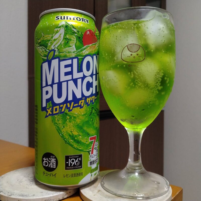 サントリーファミリーマート限定メロンパンチとグラスに注いだサントリーファミリーマート限定メロンパンチ