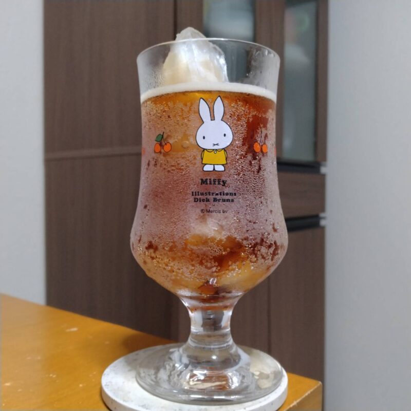 グラスに注いだサントリージムビームハイボール缶〈コーラハイボール〉