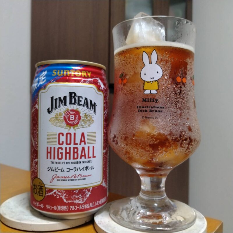 サントリージムビームハイボール缶〈コーラハイボール〉とグラスに注いだサントリージムビームハイボール缶〈コーラハイボール〉