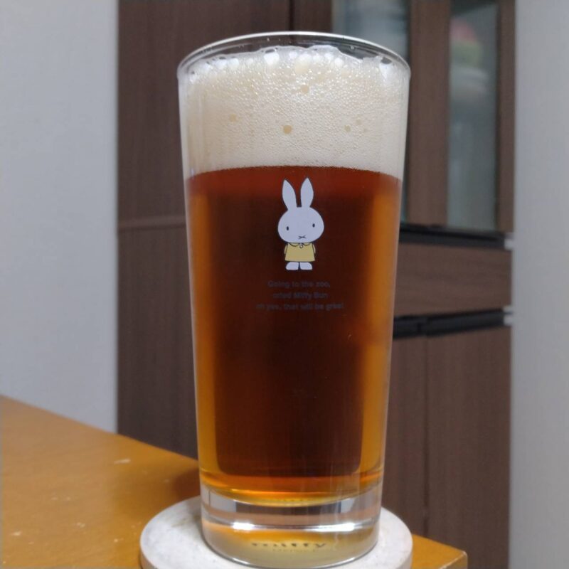 グラス注いだサントリー金麦〈オレンジ灯る帰り道〉