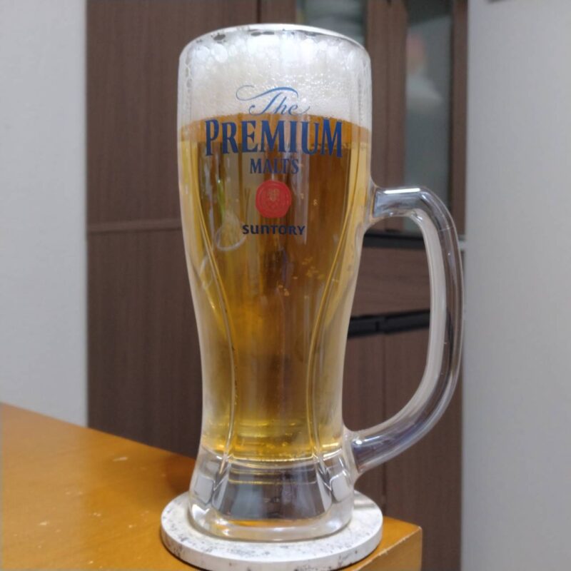 グラスに注いだサントリーザ・プレミアム・モルツ優美な余韻