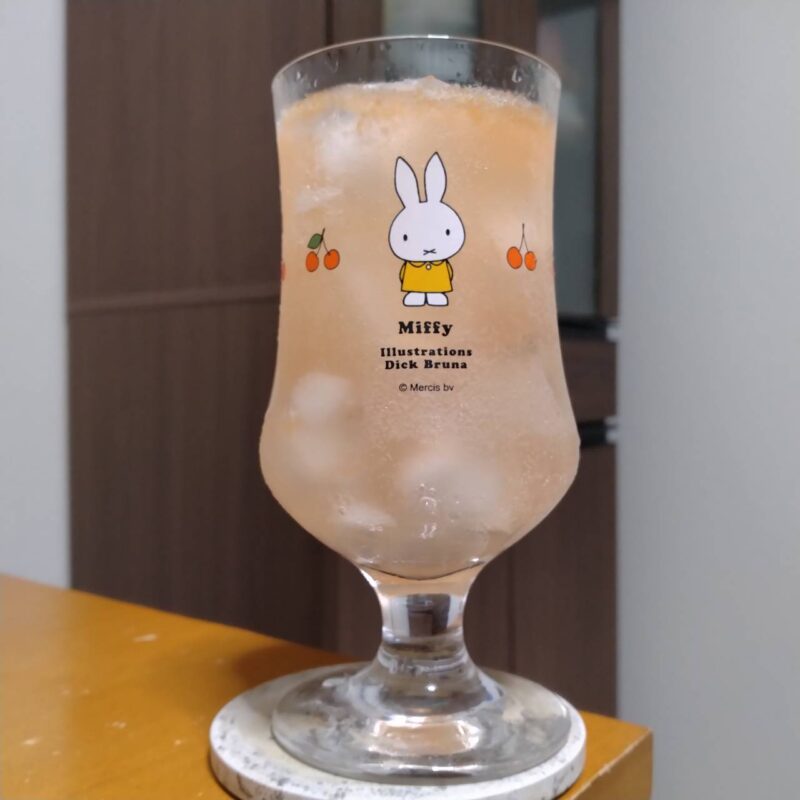 グラスに注いだサッポロ果実ほおばるグレフルサワー