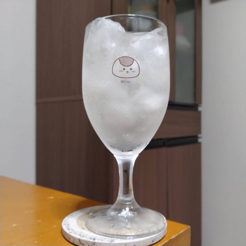 グラスに注いだサントリーほろよい〈ミックスフルーツ〉