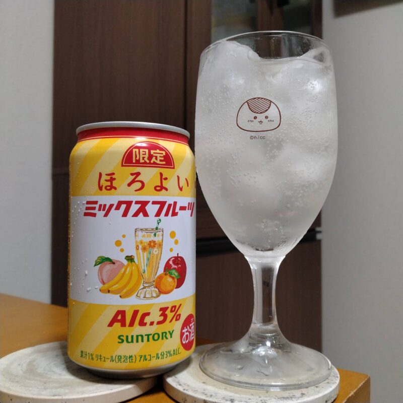 サントリーほろよい〈ミックスフルーツ〉とグラスに注いだサントリーほろよい〈ミックスフルーツ〉