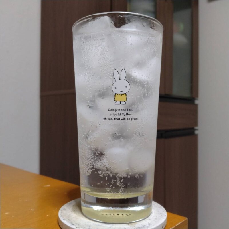 グラスに注いだ富永貿易神戸居留地チューハイグレープフルーツ糖類ゼロ