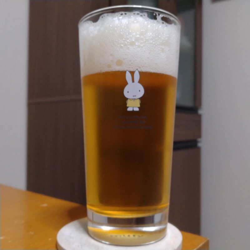 グラスに注いだサッポロヱビスビール