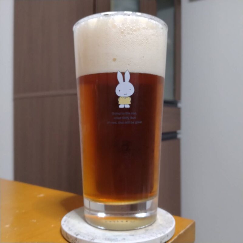 グラスに注いだサッポロヱビスクリエイティブブリューJAZZY(ジャジー)