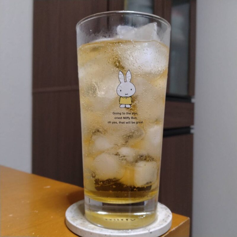 グラスに注いだズブロッカアップルズー