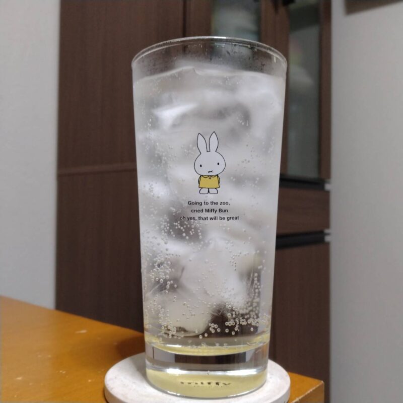 グラスに注いだイオントップバリュグレープフルーツをまるごと搾った果汁感たっぷりのチューハイ