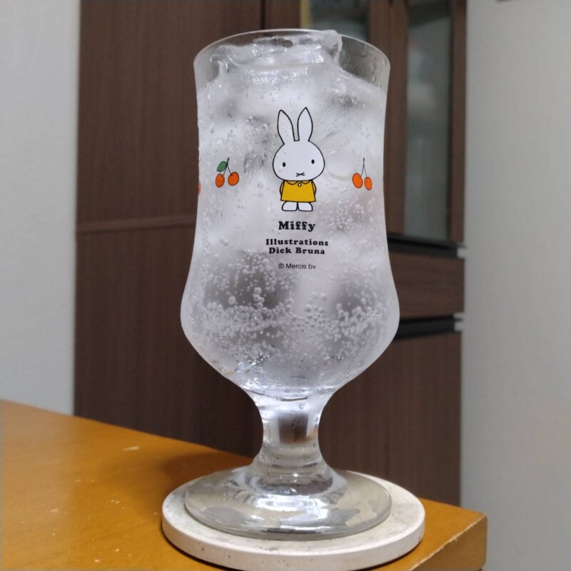 グラスに注いだイオンベストプライス無糖グレープフルーツ