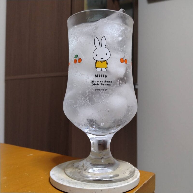 グラスに注いだイオンベストプライス無糖レモン