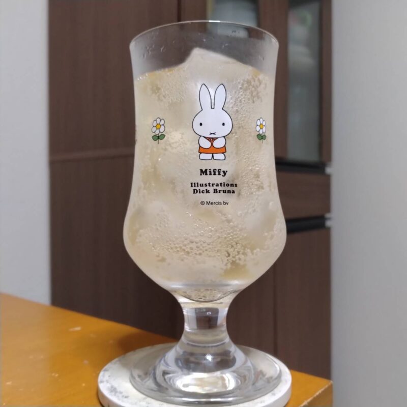 グラスに注いだイオンベストプライスウィスキーハイボール