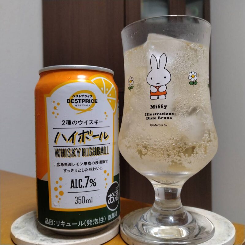 イオンベストプライスウィスキーハイボールとグラスに注いだイオンベストプライスウィスキーハイボール