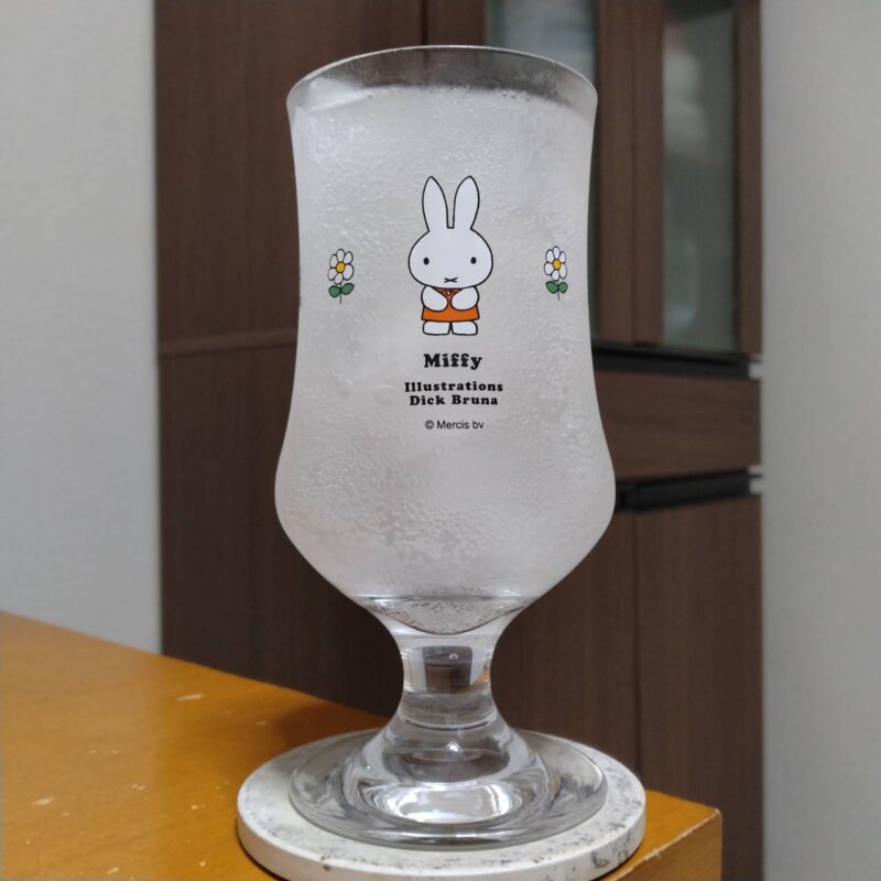 グラスに注いだアサヒSlatグレープフルーツサワー