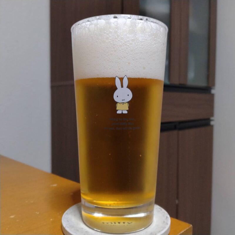 グラスに注いだアサヒスーパードライ