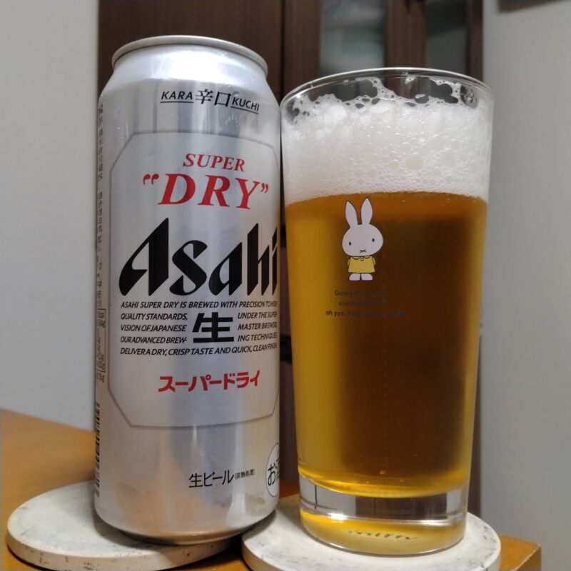 アサヒスーパードライとグラスに注いだアサヒスーパードライ