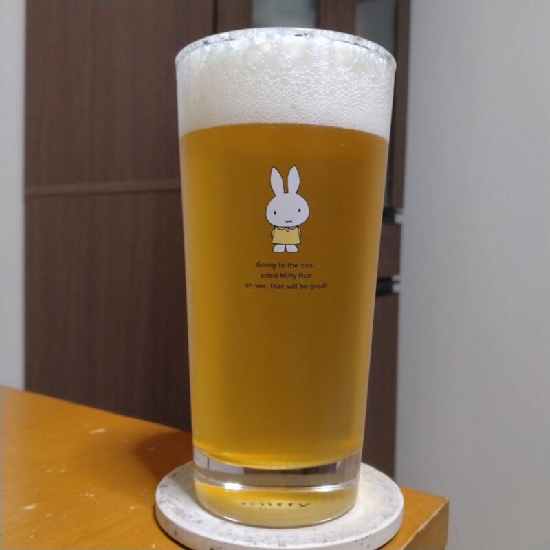 グラスに注いだ伊勢角屋麦酒YAMANOTE LAGER