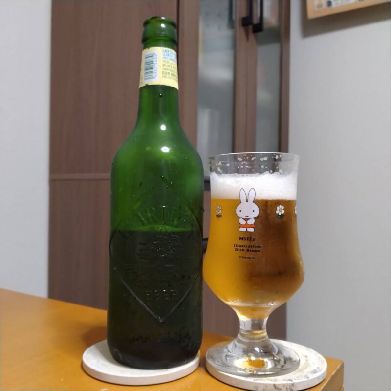 キリンハートランドビール500mlびんとグラスに注いだキリンハートランドビール