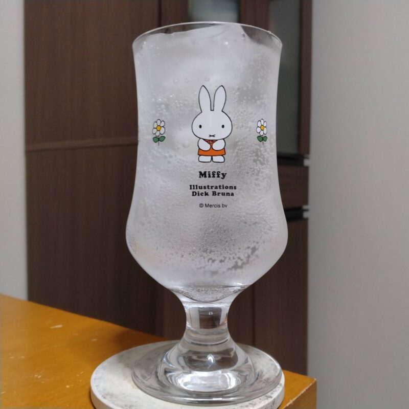 グラスに注いだキリン氷結®福岡産あまおう®(期間限定