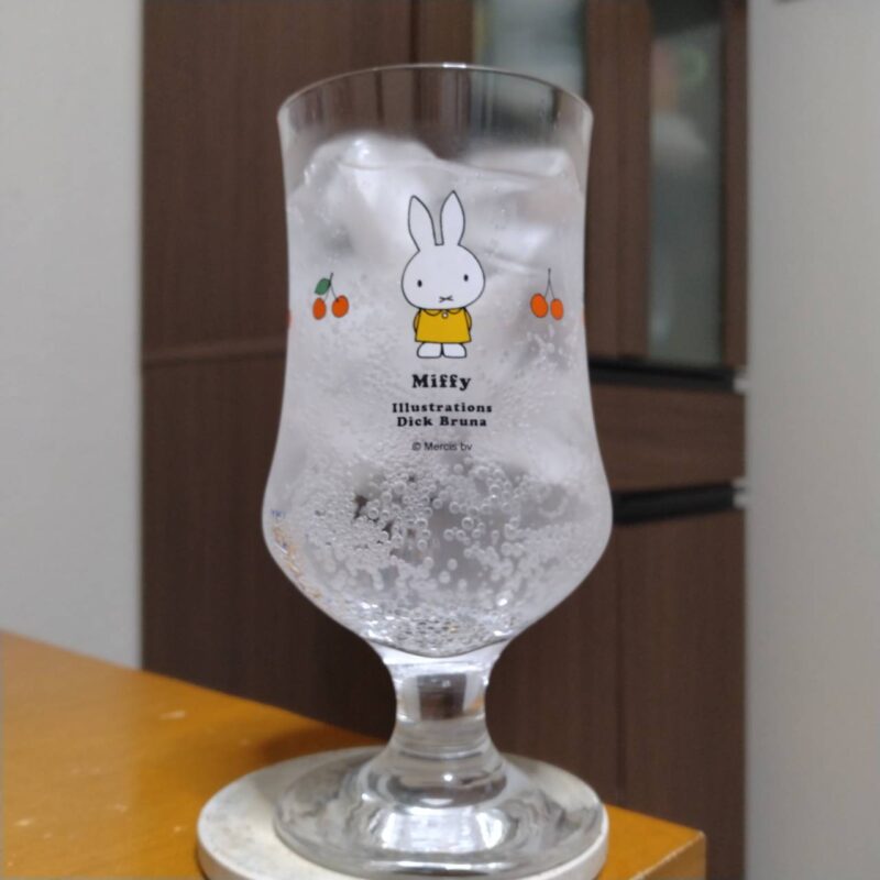 グラスに注いだ キリン氷結®mottainaiふじりんご（期間限定）