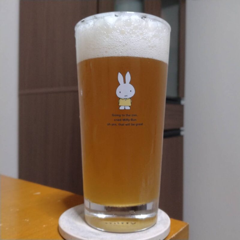 グラスに注いだ三浦ブルワリーMIURA Island Wheat