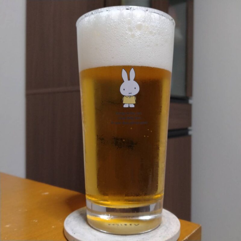 グラスに注いだサッポロ生ビール黒ラベル「箱根駅伝缶」