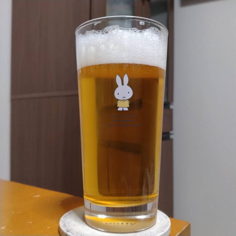 グラスに注いだサッポロエーデルピルス