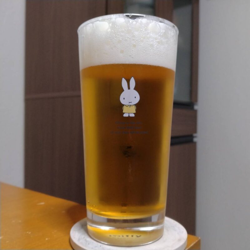 グラスに注いだサッポロセブン&アイグループ限定ヱビスクリエイティブブリューホワイトサン